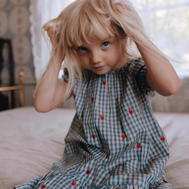 2024 Verão Floess Roupas Infantis Bebê Meninas Vestido de Algodão Xadrez Morango Manga Curta Camisetas Shorts Ternos Roupas Infantis