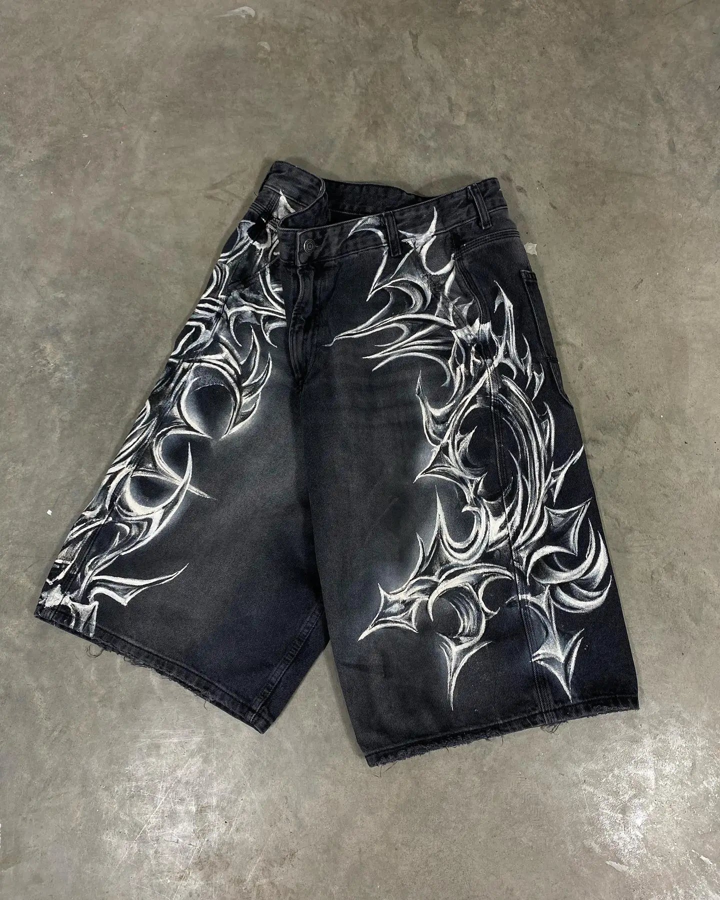 Shorts Jeans com Estampa de Grafite de Geometria Gótica Retro Americana Homens Mulheres Y2k Cintura Baixa Folgada na Altura do Joelho Jorts Curto