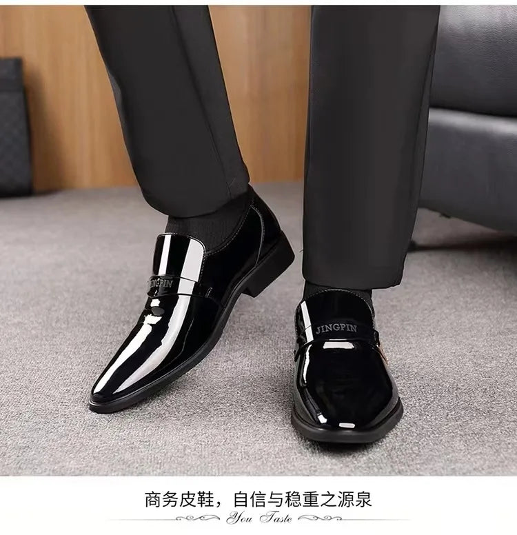 Sapatos de couro de laca masculinos Sapatos de couro de negócios Edição coreana Britânico Conjunto pontiagudo Sapatos de couro masculinos