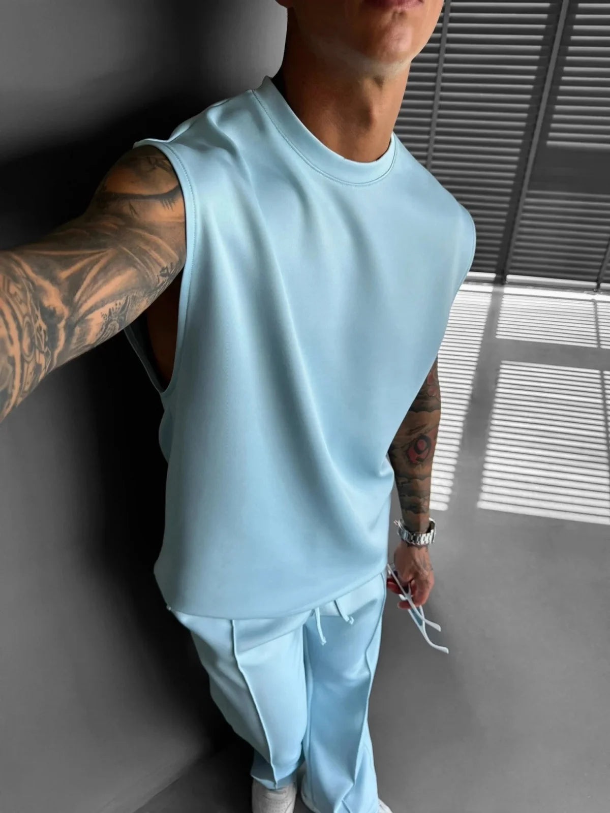 2025 Verão novo masculino moda esportiva calças casuais colete conjunto solto sem mangas T-shirt conjunto de cor sólida