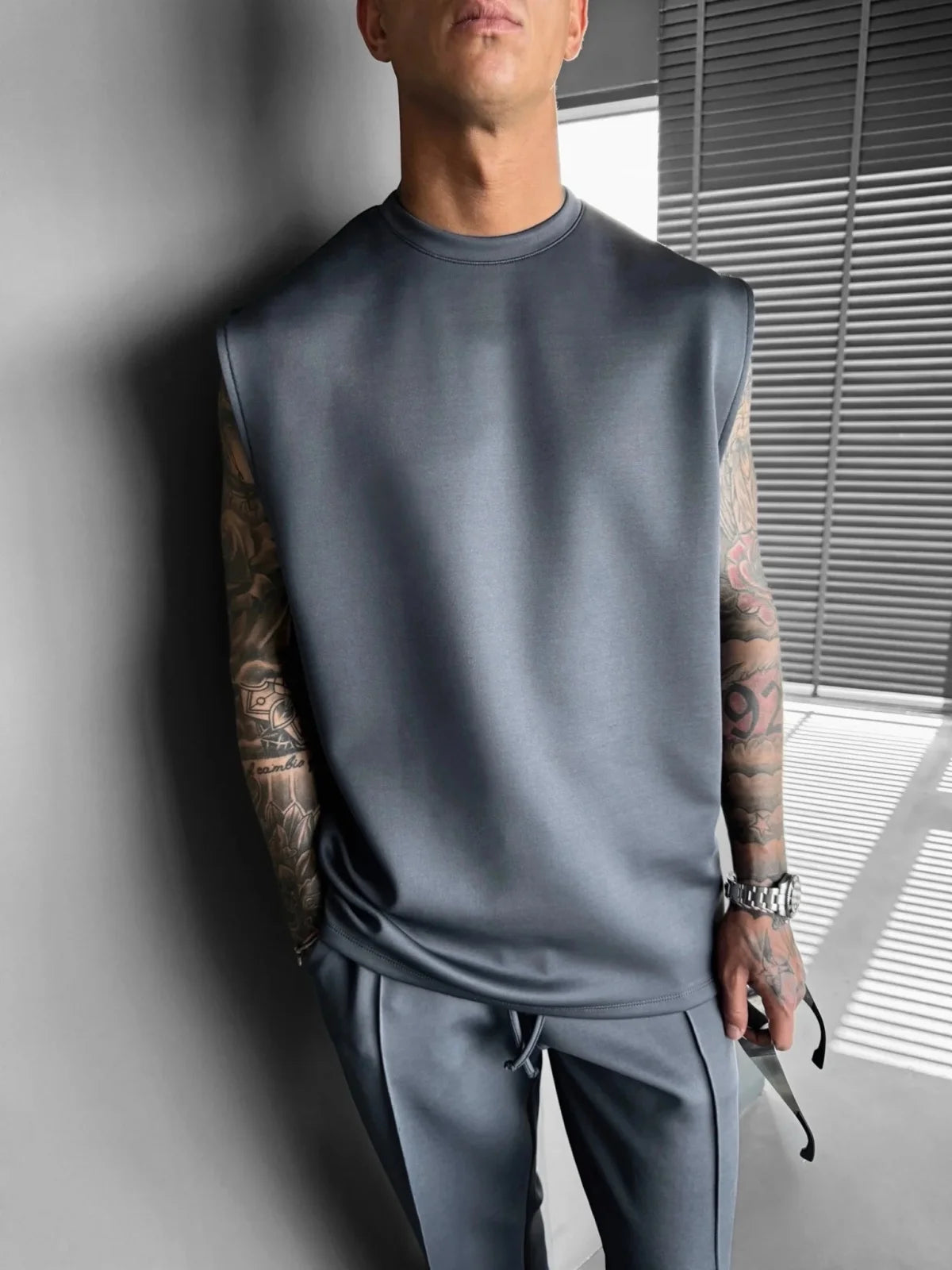 2025 Verão novo masculino moda esportiva calças casuais colete conjunto solto sem mangas T-shirt conjunto de cor sólida