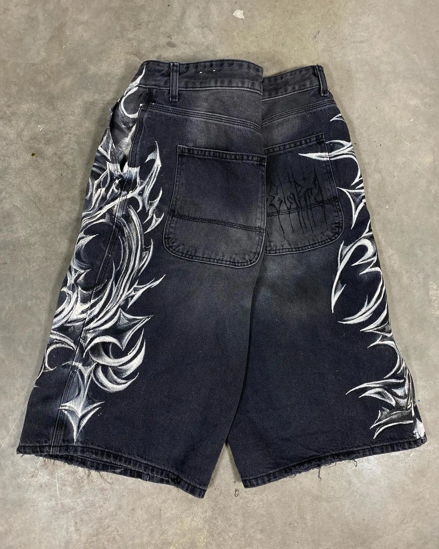 Shorts Jeans com Estampa de Grafite de Geometria Gótica Retro Americana Homens Mulheres Y2k Cintura Baixa Folgada na Altura do Joelho Jorts Curto