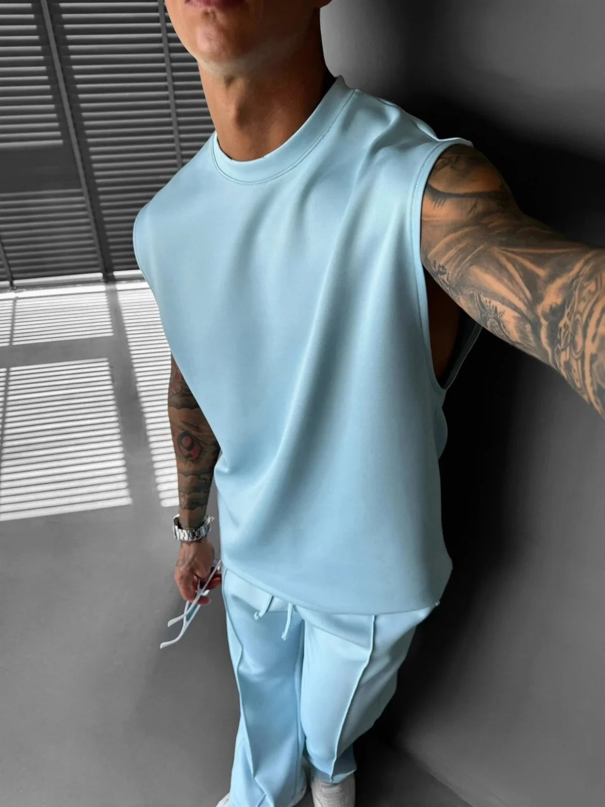 2025 Verão novo masculino moda esportiva calças casuais colete conjunto solto sem mangas T-shirt conjunto de cor sólida