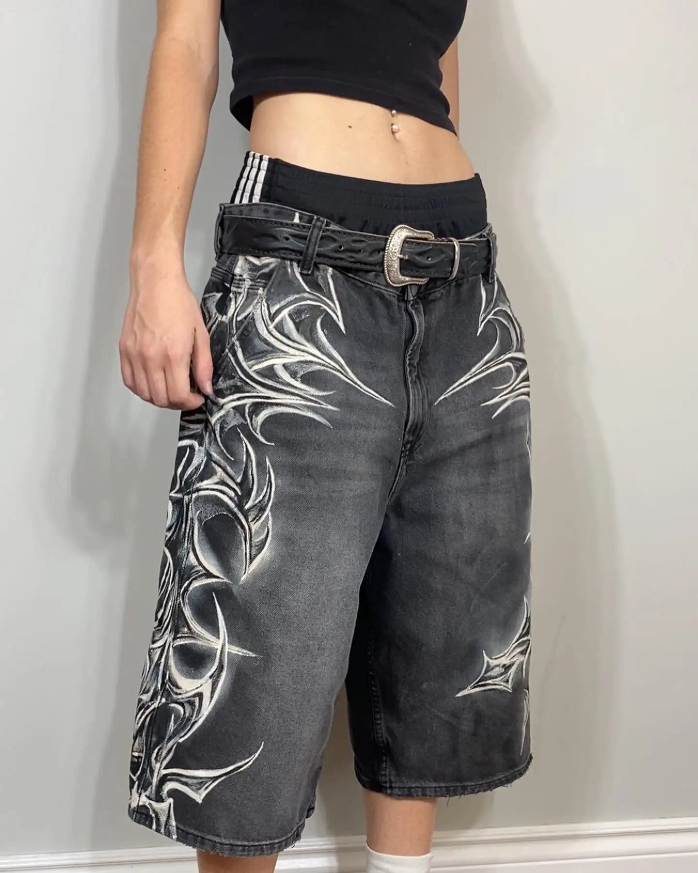 Shorts Jeans com Estampa de Grafite de Geometria Gótica Retro Americana Homens Mulheres Y2k Cintura Baixa Folgada na Altura do Joelho Jorts Curto