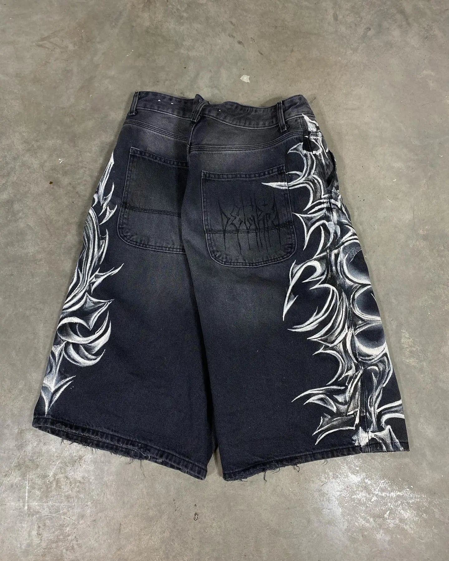 Shorts Jeans com Estampa de Grafite de Geometria Gótica Retro Americana Homens Mulheres Y2k Cintura Baixa Folgada na Altura do Joelho Jorts Curto