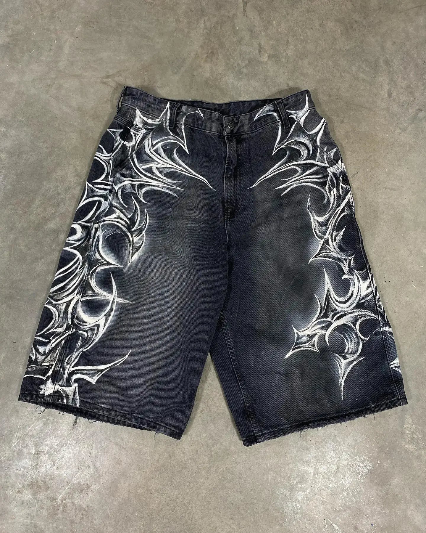 Shorts Jeans com Estampa de Grafite de Geometria Gótica Retro Americana Homens Mulheres Y2k Cintura Baixa Folgada na Altura do Joelho Jorts Curto