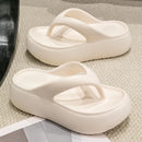 Antiderrapante Praia Chinelos Mulheres Verão Clipe Toe Fundo Grosso Chinelos de Nuvem Mulher 2025 Sandálias de Plataforma de Sola Macia Slides Feminino