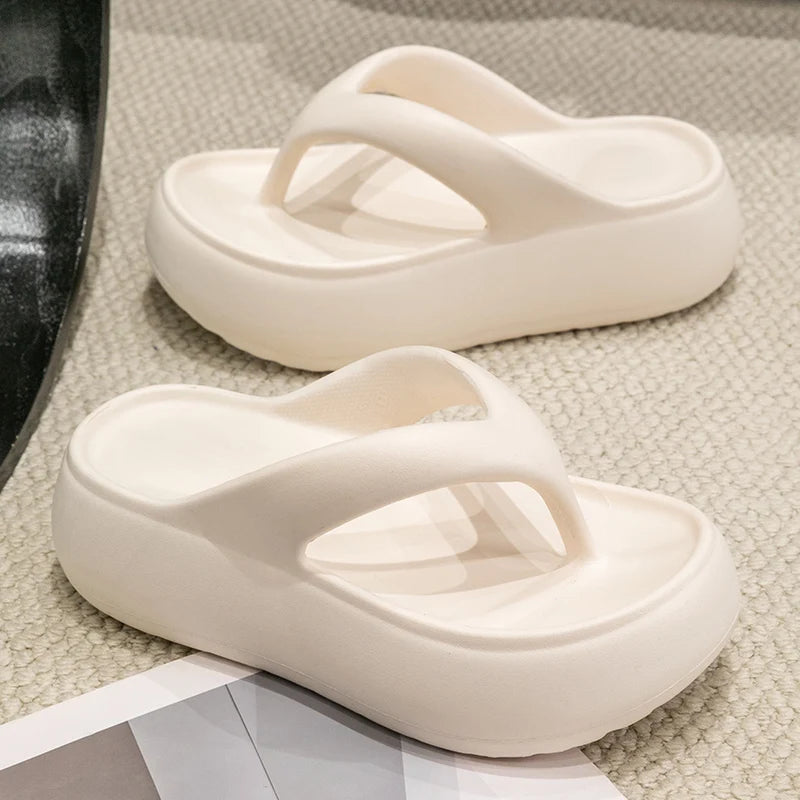 Antiderrapante Praia Chinelos Mulheres Verão Clipe Toe Fundo Grosso Chinelos de Nuvem Mulher 2025 Sandálias de Plataforma de Sola Macia Slides Feminino