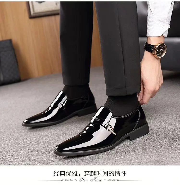 Sapatos de couro de laca masculinos Sapatos de couro de negócios Edição coreana Britânico Conjunto pontiagudo Sapatos de couro masculinos
