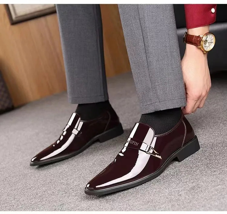 Sapatos de couro de laca masculinos Sapatos de couro de negócios Edição coreana Britânico Conjunto pontiagudo Sapatos de couro masculinos
