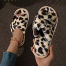 Moda Cross Strap Fur Slippers Mulheres Indoor Light Warm Plush Home Slippers Mulher Faux Fur Flat Heel Casal Slides Plus Size 43