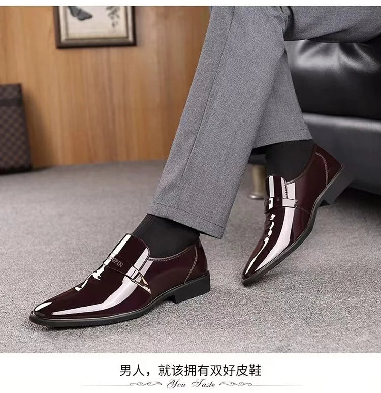 Sapatos de couro de laca masculinos Sapatos de couro de negócios Edição coreana Britânico Conjunto pontiagudo Sapatos de couro masculinos