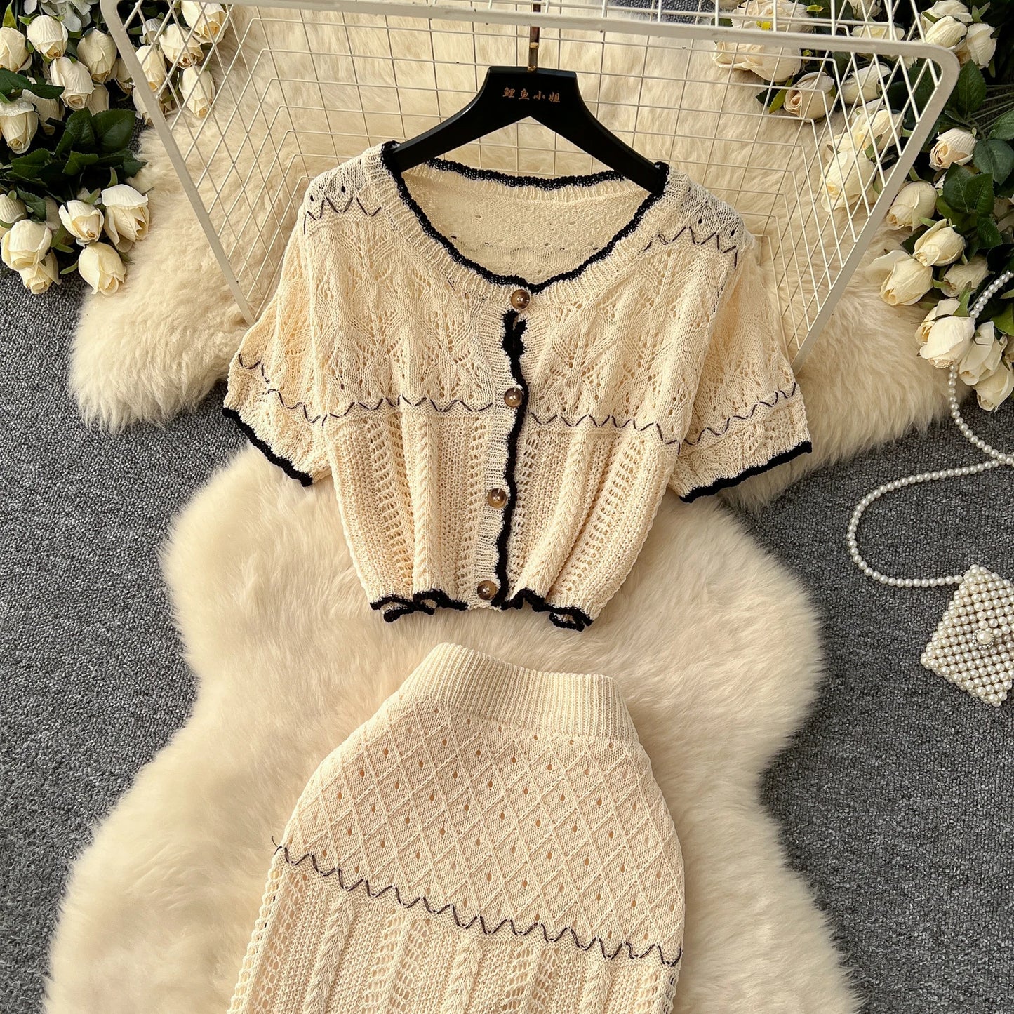 SINGREINY Verão Suave Ternos de Tricô Mulheres Botão Design Manga Curta O Pescoço Tops + Bodycon Saia Gancho Flor Oco 2pcs Set
