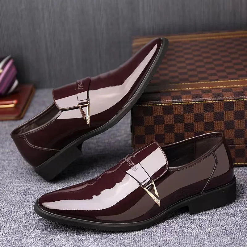 Sapatos de couro de laca masculinos Sapatos de couro de negócios Edição coreana Britânico Conjunto pontiagudo Sapatos de couro masculinos