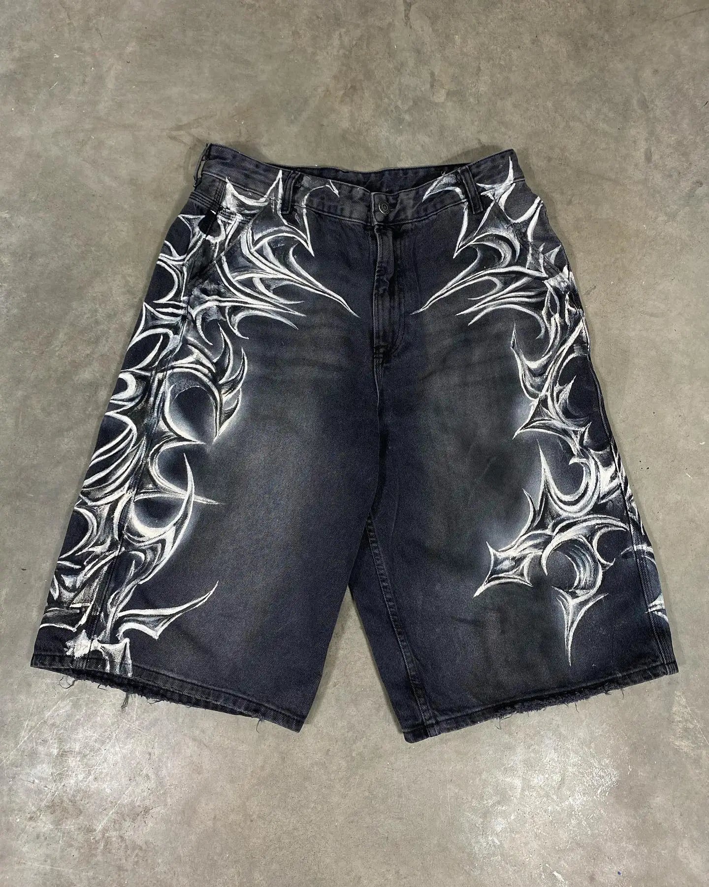 Shorts Jeans com Estampa de Grafite de Geometria Gótica Retro Americana Homens Mulheres Y2k Cintura Baixa Folgada na Altura do Joelho Jorts Curto