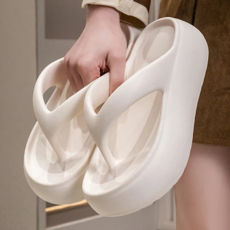 Antiderrapante Praia Chinelos Mulheres Verão Clipe Toe Fundo Grosso Chinelos de Nuvem Mulher 2025 Sandálias de Plataforma de Sola Macia Slides Feminino