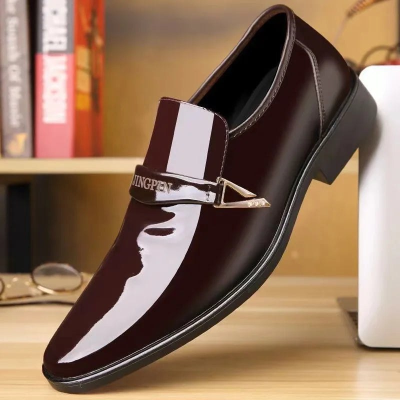 Sapatos de couro de laca masculinos Sapatos de couro de negócios Edição coreana Britânico Conjunto pontiagudo Sapatos de couro masculinos
