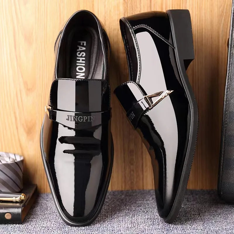 Sapatos de couro de laca masculinos Sapatos de couro de negócios Edição coreana Britânico Conjunto pontiagudo Sapatos de couro masculinos