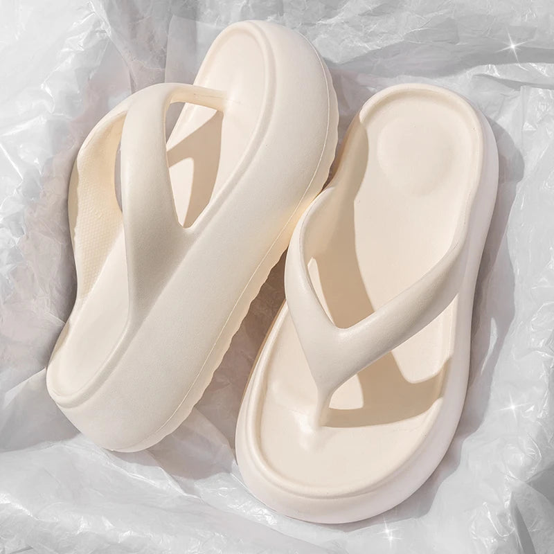 Antiderrapante Praia Chinelos Mulheres Verão Clipe Toe Fundo Grosso Chinelos de Nuvem Mulher 2025 Sandálias de Plataforma de Sola Macia Slides Feminino