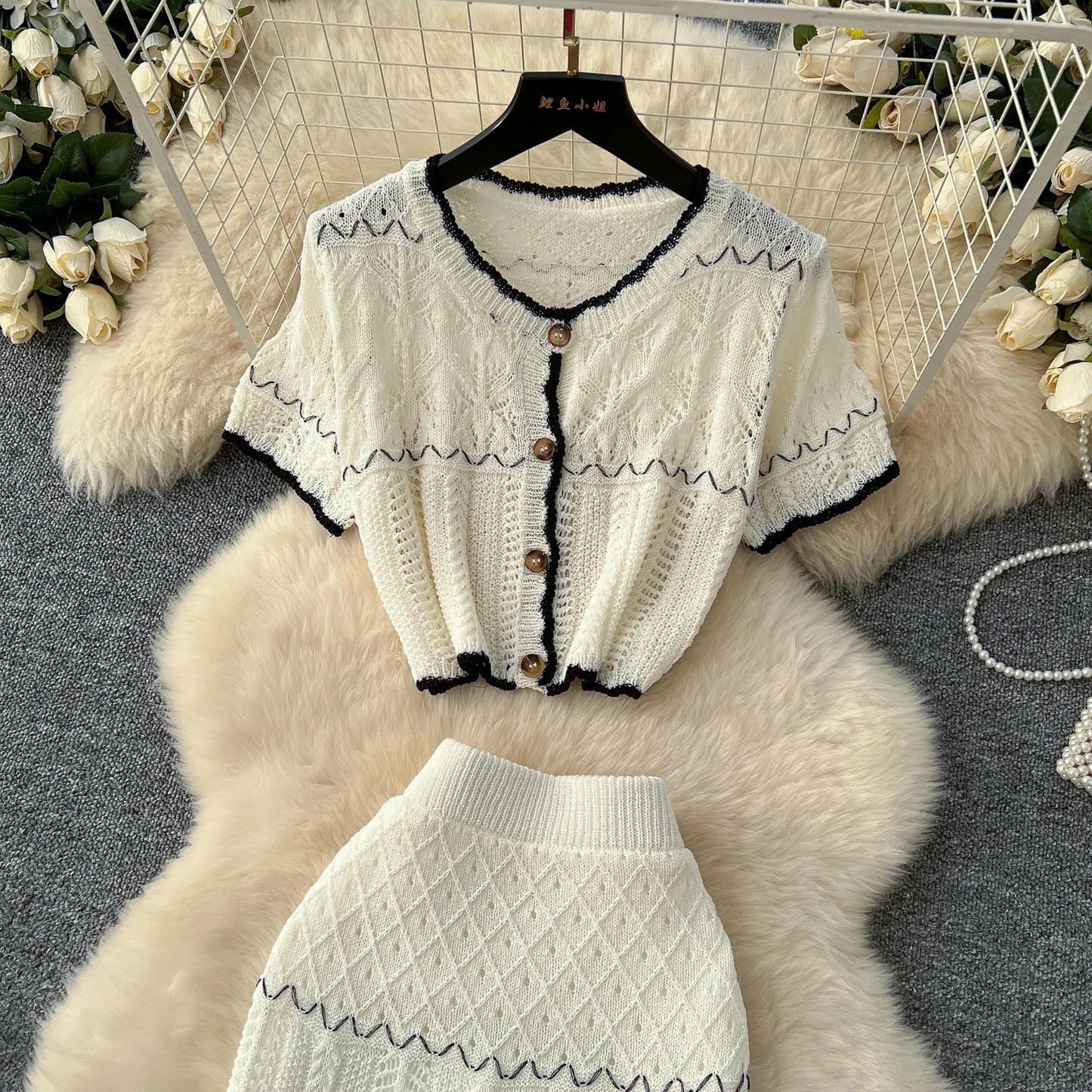 SINGREINY Verão Suave Ternos de Tricô Mulheres Botão Design Manga Curta O Pescoço Tops + Bodycon Saia Gancho Flor Oco 2pcs Set