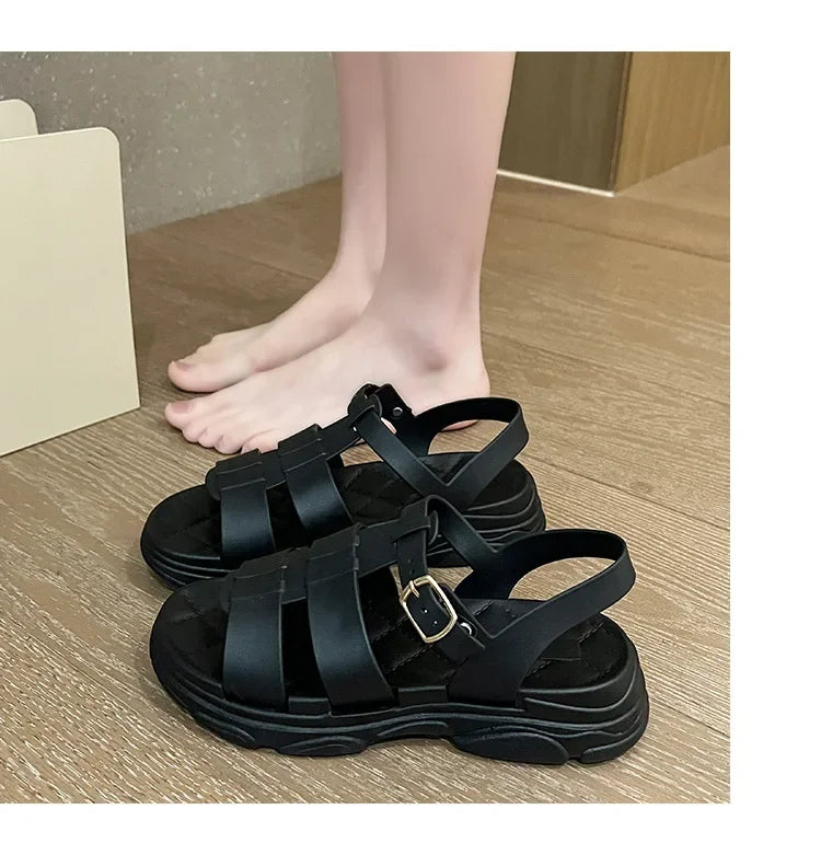 Sandálias de fundo plano para mulheres verão sudeste da Ásia chinelos de plataforma de salto grosso para uso ao ar livre com uma alça confortável material de PVC