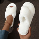 Moda Cross Strap Fur Slippers Mulheres Indoor Light Warm Plush Home Slippers Mulher Faux Fur Flat Heel Casal Slides Plus Size 43