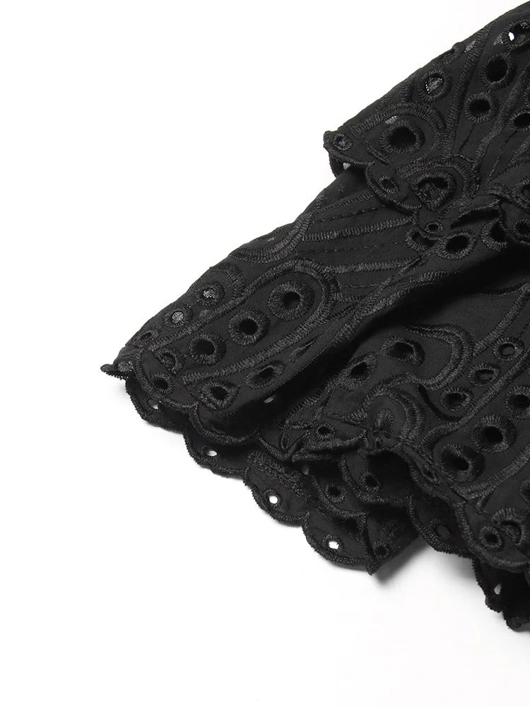 TWOTWINSTYLE Cut Out Bainha em camadas Vestido Sexy Para Mulheres Sem Alças Sem Mangas Fora Do Ombro Cintura Alta Mini Vestidos Roupas Femininas