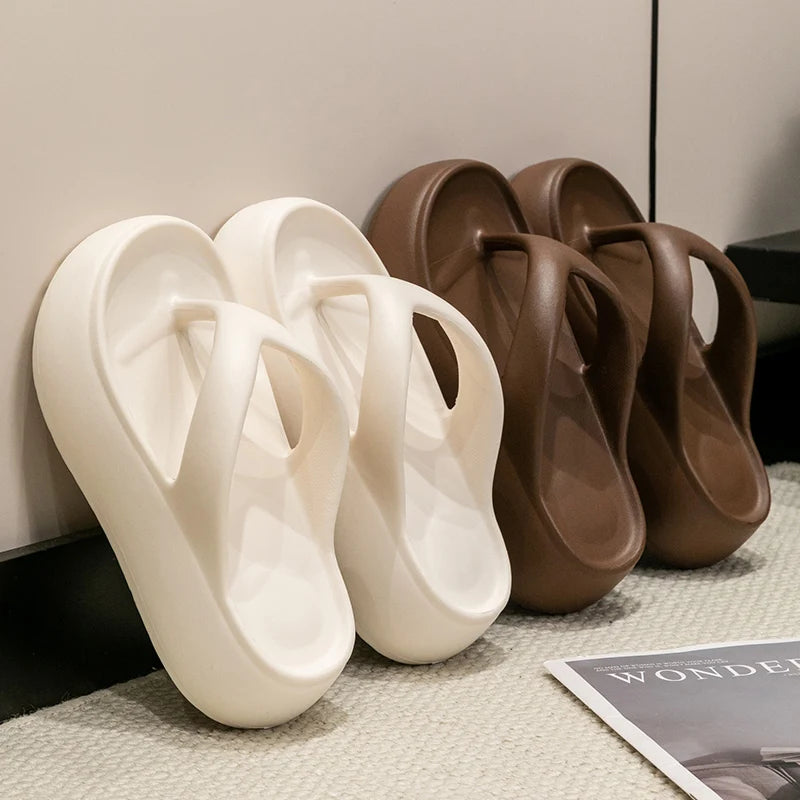 Antiderrapante Praia Chinelos Mulheres Verão Clipe Toe Fundo Grosso Chinelos de Nuvem Mulher 2025 Sandálias de Plataforma de Sola Macia Slides Feminino