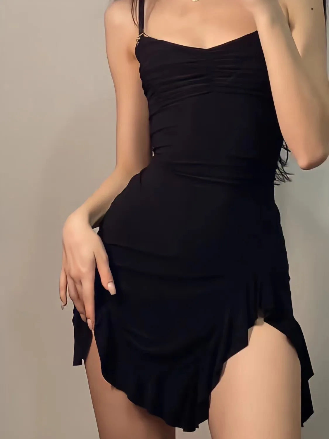 Roupas Femininas novas Vestidos de estilo americano menina picante retrô preto nicho floral fenda vestido popular quadril abraçando vestido de saia curta