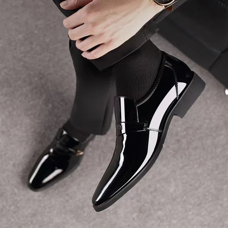 Sapatos de couro de laca masculinos Sapatos de couro de negócios Edição coreana Britânico Conjunto pontiagudo Sapatos de couro masculinos