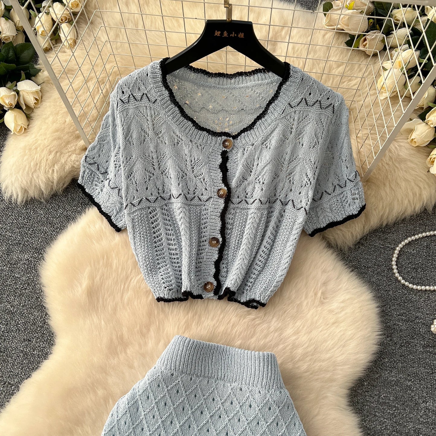SINGREINY Verão Suave Ternos de Tricô Mulheres Botão Design Manga Curta O Pescoço Tops + Bodycon Saia Gancho Flor Oco 2pcs Set