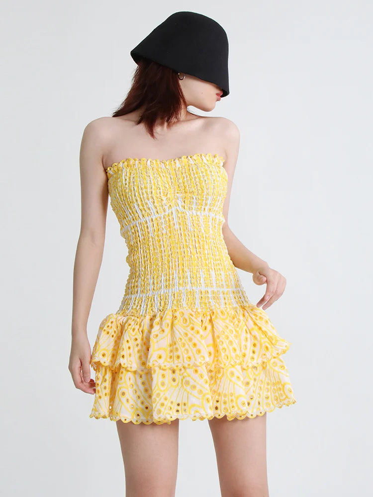 TWOTWINSTYLE Cut Out Bainha em camadas Vestido Sexy Para Mulheres Sem Alças Sem Mangas Fora Do Ombro Cintura Alta Mini Vestidos Roupas Femininas