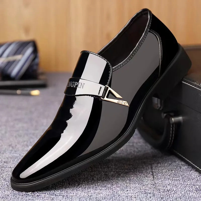 Sapatos de couro de laca masculinos Sapatos de couro de negócios Edição coreana Britânico Conjunto pontiagudo Sapatos de couro masculinos