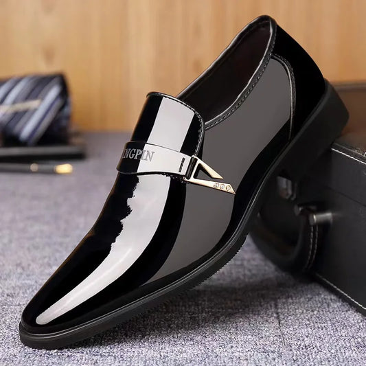 Sapatos de couro de laca masculinos Sapatos de couro de negócios Edição coreana Britânico Conjunto pontiagudo Sapatos de couro masculinos